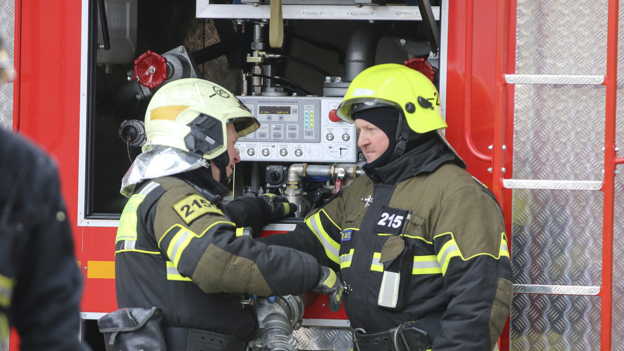 Автовоз с новыми автомобилями загорелся на трассе под Красноярском