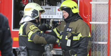 Автовоз с новыми автомобилями загорелся на трассе под Красноярском