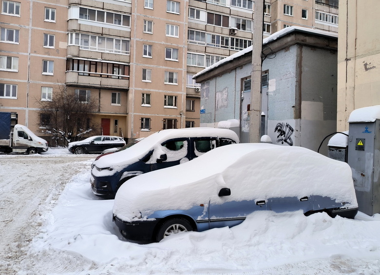 Эксперт Родионов объяснил, какой вред наносит автомобилю сугроб на кузове