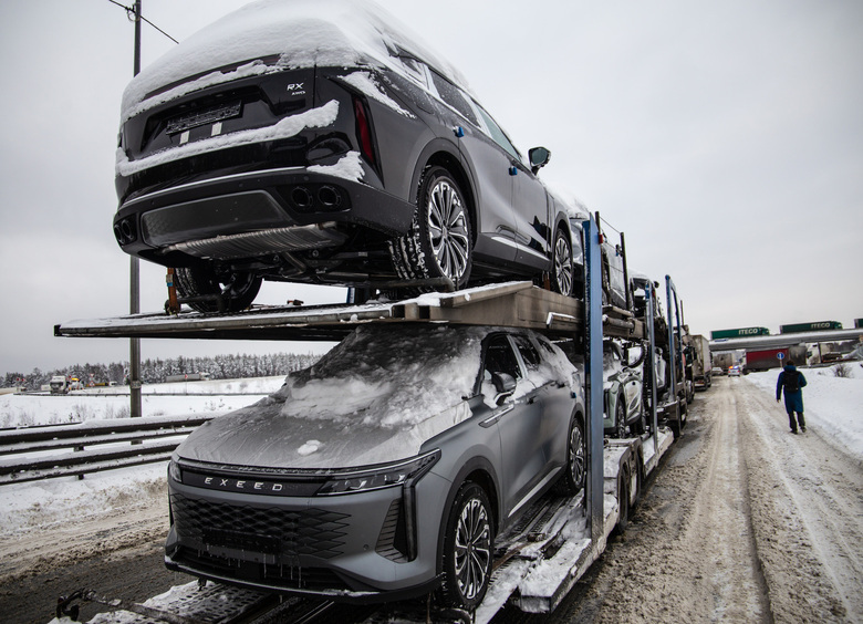 В 2025 году поставки легковушек в Россию снизились на треть