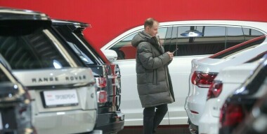 Новые авто в России резко подорожали, подержанные — странно подешевели, а продажи «электричек» — рухнули: итоги недели