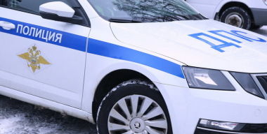 Автомобилистка испугалась гаишника, перепутала педали и случайно его сбила