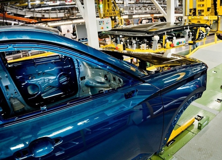 Разноцветная LADA Azimut, обновленный Haval F7, мощный Changan Uni-V, бюджетные «электрички» FAW и машины покойников: итоги недели