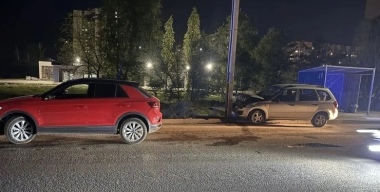LADA Kalina вылетела на автобусную остановку, где сбила двоих школьников