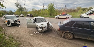 Toyota Voxy на высокой скорости протаранил два ВАЗа