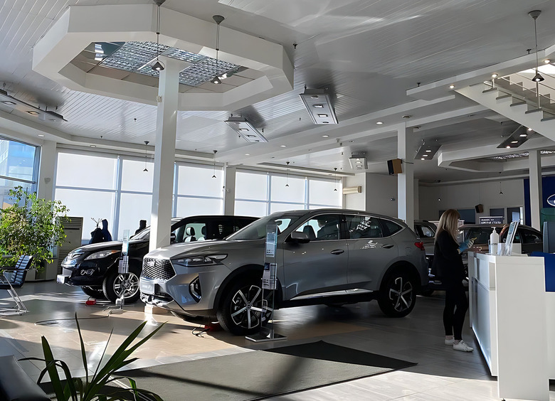 Изображение 64% новых авто, проданных в РФ в 2026-м, пришлось на «прошлогодние» легковушки
