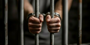 Мужчина затолкал в автомобиль 10-летнюю девочку и увез к себе домой