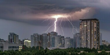 Водитель чудом выжил после удара молнии в автомобиль